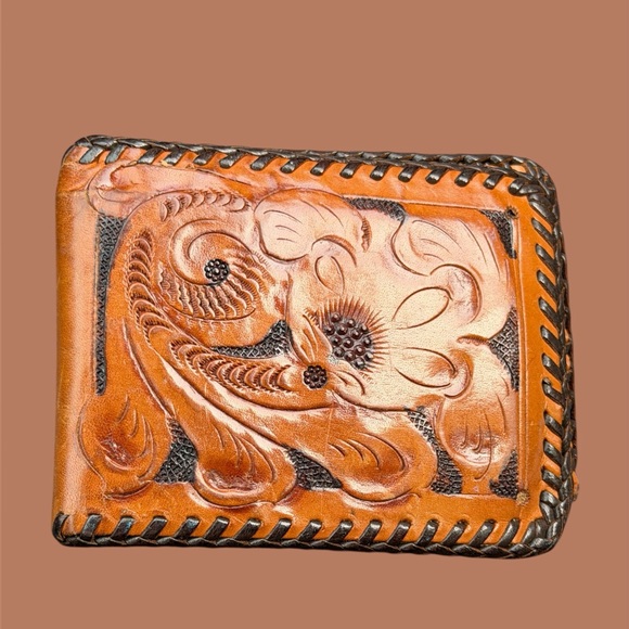 Vintage Hand-Tooled Leather tan and dark brown men’s bi-fold wallet. - Picture 6 of 7